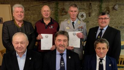 Bild: le
Vorsitzender Hans Eismann (hinten, Zweiter von rechts) und Kreisvorsitzender Heinrich Scheidler (hinten, rechts) ehren langjährige Mitglieder. Sitzend, von links: Werner Bock, Franz Schmidt und Anton Saller. Stehend, von links: Bürgermeister Günter Stich , Georg Zscherner.