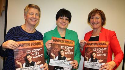 Bild: lg
Die drei Vorsitzenden der Kunstfreunde, Anne Gierlach, Monika Krauß, Uschi Baumer (von rechts) laden zur Großveranstaltung mit dem Kabarettisten Martin Frank am 10. Juli in der OGO-Sporthalle.