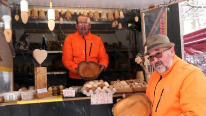 Bild: ge
Ein pflichtbewusster Standlbetreiber: Georg Kotz hielt mit Hilfe von Sohn Christian (hinten) bis zum Ende des Markttages aus.