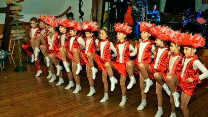 Bild: gio
Die Kindergarde des Heimat- und Kulturvereins Freudenberg tritt beim Pfarrball in Wutschdorf auf.