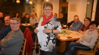Bild: jr
SPD-Bezirksrätin Brigitte Scharf berichtete im Mehrgenerationenhaus über Neuerungen auf dem Rentensektor. Deutlich machte sie, dass Rentner selbstverständlich etwas hinzuverdienen dürfen und damit ihre Kasse aufbessern können. Nach ihrem Vortrag stellte sie sich den Fragen der Zuhörer.