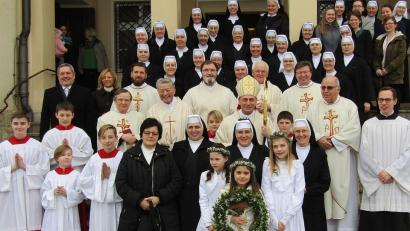 Bild: sck
Freude über die engere Verbindung mit Gott nach der festlichen Profess-Feier bei (vorne Mitte, von links)die Mutter der Professin, Generaloberin Anežka Bednarová, Professin Sr. M. Paula Kühleitner, Provinzoberin Sr. M. Lucilla Hauser, dahinter der Bamberger Weihbischof Herwig Gössl.