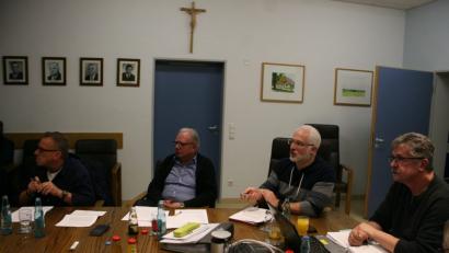 Bild: wro
Über den aktuellen Sachstand beim interkommunalen Gewerbegebiet informierte Thomas Weiß (Zweiter von rechts) von der Verwaltungsgemeinschaft Wiesau.