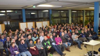 Bild: fz
Die Stadtentwicklung interessiert an die 150 Bürger. In der Aula der Schule erfahren sie erste Ergebnisse.