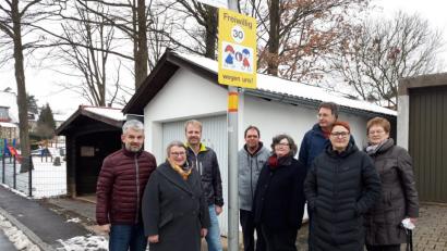 Bild: wwl
Die SPD spendiert zwei Schilder „Freiwillig 30“ als ersten Schritt zur Verkehrsberuhigung im Spielplatzbereich in der Häringloher Straße.