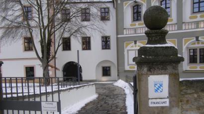 Bild: pz
Am Finanzamt Waldsassen (Bild) ist das Steueraufkommen in den vergangenen Jahren kontinuierlich angestiegen seit 2015 auf nunmehr rund 217 Millionen Euro.