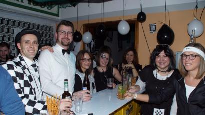 Bild: mmj
"Schwarz-Weiß/Schach matt" - Dem Motto entsprechend waren die Gäste beim Halli-Galli-Fasching im Sportheim kostümiert.