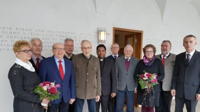 Bild: hir
Zahlreiche ehrenamtlich Engagierte wurden von den Offiziellen der Pfarrei Pfreimd verabschiedet. Von links nach rechts: Gisela Graf (KV Saltendorf, 18 Jahre), Jakob Mutzbauer (Kirchenpfleger), Klaus Summer (PGR-Sprecher, 12,5 Jahre), Alfred Hammer (KV Pfreimd, 30 Jahre), Dr. Richard Bugl sen. (KV Pfreimd, 12 Jahre), Pfarrer P. Georg, Hans Prem (KV Pfreimd, 42 Jahre), Karl Hirmer (KV Pfreimd, 24 Jahre + 12 Jahre Kirchenpfleger), Michaela Kurz (KV Pfreimd, 6 Jahre), Kirchenpfleger Hermann Gebhard, PGR-Sprecher Alois Kleierl.