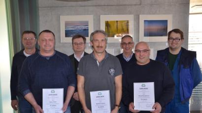 Bild: exb
Verbandsdirektor Thomas Knoll (Dritter von links) gratulierte zusammen mit den zuständigen Vorgesetzten und Personalratsvertreter Markus Pirzer (rechts) den Arbeitsjubilaren des ZMS Dieter Roidl, Manfred Lehmer und Nenad Randjelovic (vordere Reihe mit Urkunden, von links) zu zusammen 85 Jahren Betriebszugehörigkeit.