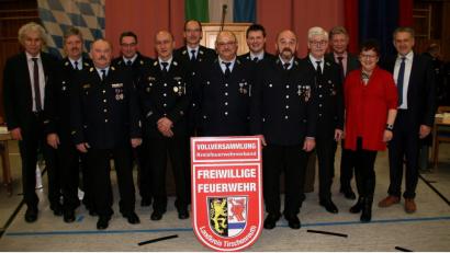 Bild: wro
Im Mittelpunkt der Vollversammlung stehen auch Ehrungen langjähriger, verdienter Feuerwehrkameraden. Landrat Wolfgang Lippert (links), Mitterteichs Bürgermeister und stellvertretender Landrat Roland Grillmeier, Bezirksrätin Brigitte Scharf und Lothar Müller vom Bayerischen Gemeindetag (von rechts) gratulierten.