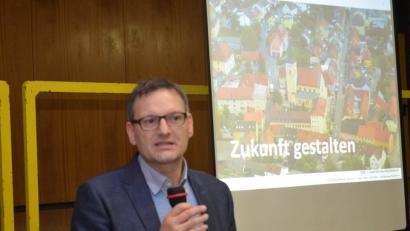 Bild: fz
Planer Robert Leiner stellt das Ergebnis der Fragebogenaktion vor.