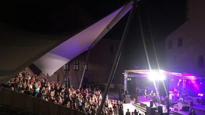 Bild: exb
Vom Neunburger Burghof sollen auch die Fans von Rock, Pop oder Heavy Metal etwas haben, meint Martin Scharf und hat ein Wochenende Mitte Juli für mindestens drei Bands reserviert.