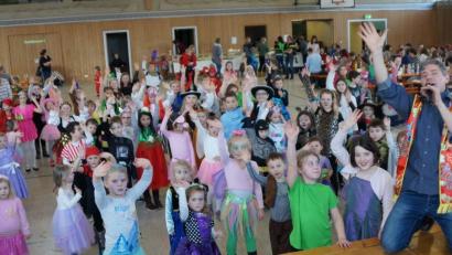Bild: weu
Beim Kinderfasching der Garde „Grün-Weiß“ hielt Entertainer Markus Lößl die Fäden routiniert in der Hand und hielt die jungen „Maschkerer“ immer auf Trab. Durch die vielen Spiele und die Musik von Norbert Vogl wurde es nie langweilig.