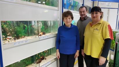 Bild: Christopher Dotzler
Margareta und Walter Gloßner (von links) haben den Zoo Friedel Jahrzehnte lang geführt. Christine Bovery arbeitet seit 1991 im Geschäft. Wie es ab Ende März weitergeht, ist noch unklar. Die Inhaber suchen derzeit noch nach einem Nachfolger. Gespräche laufen aktuell.