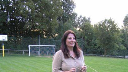 Bild: exb
Sylvia aus Niederbayern bei Ihrer Mutung nach Wasseradern und dem Benker-Gitter auf der Außenstation in Penting. Nach Ihrer bestandenen Prüfung machte sie sich selbstständig und untersucht Bauplätze und Wohngebäude.