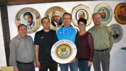 Bild: ufh
Bei der Preisverteilung gratulieren stellvertretender Schützenmeister Uwe Friedrich (links), der die Scheibe gestiftet hatte, und Schützenmeister Werner Wendl (rechts) den Gewinnern Alexander Rösl (Mitte), Michael Bauer und Anita Bauer
