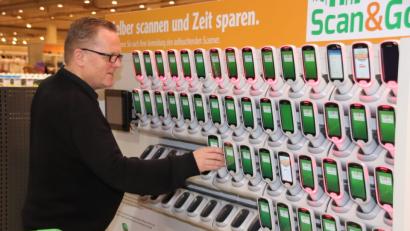 Bild: Thomas Dobler
Reiner Debernitz, der Leiter des Globus-Warenhauses im Stadtosten von Schwandorf, probiert schon einmal die neue Scanner-Station am Eingang aus. Nachdem man sich mit einer Karte angemeldet hat, kann man einen der handlichen Scanner entnehmen und in eine Halterung am Einkaufswagen stecken. Damit geht es dann durch den Markt.