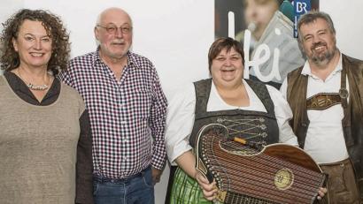 Bild: exb
Hier sind die Oberpfälzer unter sich (von links): Moderatorin Evi Strehl, Sepp Donhauser und das Ehepaar Ingrid und Franz Gericke im BR-Studio in München.