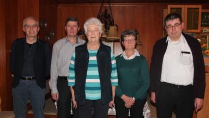 Bild: pi
Die Leistungen der Geehrten (in der Mitte Marianne Wallner) würdigten Stadtpfarrer Pater Hans Ring, Vorsitzende Therese Neuber, Kreisvorsitzender Georg Schreglmann und Vorsitzender Hans Müllhofer (von rechts).