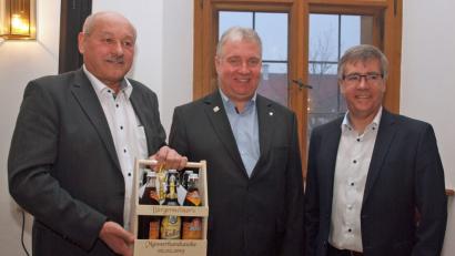 Bild: sön
Mit einem Biertragerl und einem finanziellen Zuschuss für eine Urlaubsreise gratulierten CSU-Ortsvorsitzender Johann Bösl (links) und dessen Stellvertreter Klaus Hernes (rechts) Bürgermeister Markus Dollacker.
