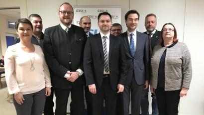 Bild: eig
Die CSU Oberwildenau setzt im Kommunalwahlkampf auf Sebastian Hartl (Mitte) als Bürgermeisterkandidat; mit im Bild Landrat Andreas Meier, MdL Stephan Oetzinger und die wiedergewählte Vorstandschaft des Ortsverbandes.