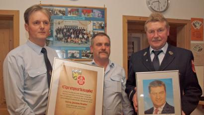 Bild: sön
Mit einer Ehrenurkunde des Feuerwehrvereins und einem handsigniertem Bild von Ministerpräsidenten Markus Söder dankten stellvertretender Vorsitzender Christian Richthammer und Beisitzer Jürgen Hofmeister (von links) dem langjährigen Vorsitzenden Joachim Hantke (rechts).