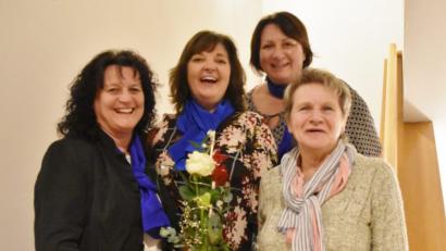 Bild: mof
Doris Weiß, Simone Hoppe und Irmgard Lehmeier (von links) zeichnen Ursula Kuhn aus.