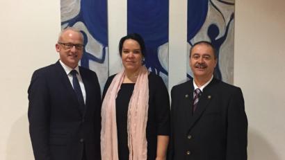 Bild: ibj
Die Bürgermeister Bernhard Lindner (links) und Peter Dotzler (rechts) gratulieren der neuen Geschäftsstellenleiterin Sabine Wilde.