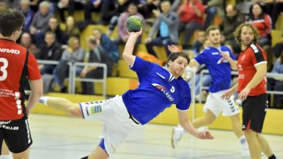 Bild: Hubert Ziegler
Der Auerbacher Spielertrainer Matthias Schnödt (Mitte) bringt mit diesem schönen Fallwurf vom Sulzbacher Kreis den SV 08 mit 9:8 in Führung. Dem Sulzbacher Kreisläufer Martin Burkhardt (links) und Rückraumspieler Johannes Luber (rechts) bleibt nur das Nachsehen.