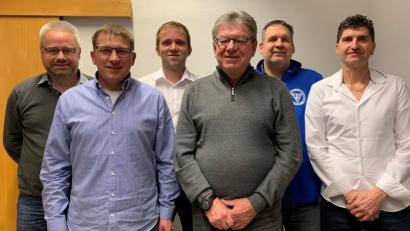 Bild: mez
Kurt Schmidt (vorne Mitte) führt weitere zwei Jahre den Fußballförderverein an. Mit zum Vorstand gehören sein Stellvertreter Reiner Ullmann (rechts), Kassier Norbert Schmid (vorne links), Schriftführer Klaus Brunner (hinten rechts) und Revisor Roman Melzner (hinten links). Neu ist Matthias Pocker (hinten Mitte).
