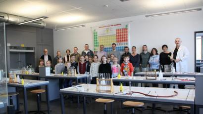 Bild: den
Im Schülerlabor zeigte Uli Roth (rechts) den Kindern einige spannende Experimente.