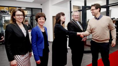 Bild: Hirsch
Die Bürgermeisterinnen Martina Englhardt-Kopf, Ulrike Roidl, OB-Gattin Susanne Feller und Oberbürgermeister Andreas Feller (von links) begrüßen Schreinermeister Michael Bräu (rechts) zum Neujahrsempfang in der Oberpfalzhalle.