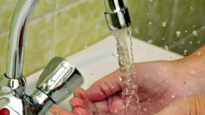 Bild: Karin Wilck
Am Montagvormittag gibt es in Hammerberg, Fischeröd und Kreuth kein Wasser: Die Bewohner dort sollen sich deshalb Wasserrvorräte anlegen.