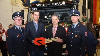 Bild: dob
Die neue Drehleiter der Stützpunktwehr stand mit Stadtwappen sowie mit Nelken- und Rosengirlanden an der Front bereit. Unternehmensvertreter Tobias Lützner aus Bindlach (Zweiter von links) überreichte einen überdimensionierten Schlüssel an Bürgermeister Andreas Wutzlhofer (Zweiter von rechts). FFW-Vorsitzender Peter Grosser (links) und Stadtkommandant Mario Dobmayer (rechts) flankieren die beiden.