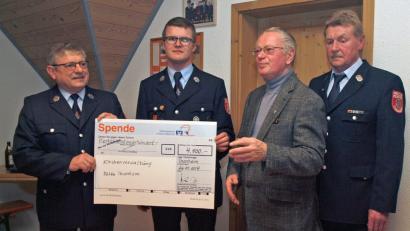 Bild: sön
Die Spende über 4900 Euro überreicht Joachim Hantke im Beisein von Pater Hermann Sturm und Kommandant Michael Rothut III (von rechts) an Mesner Josef Donhauser (links).