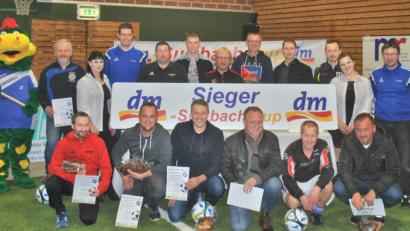 Bild: no
Die Spielführer der beteiligten Mannschaften mit der Geschäftsleitung des dm-Drogeriemarkts Sulzbach und Mitgliedern des Organisationsteams des SV Illschwang bei der Siegerehrung.