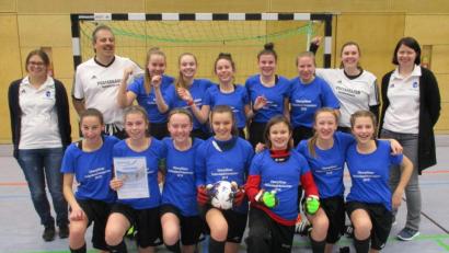 Bild: bra
Der größere Wille zum Erfolg wurde belohnt. Die Vilspanther der SG TSV Theuern/ASV Haselmühl mit Trainerin Lisa Büdinger (stehend, Zweite von rechts) und Co-Trainer Klaus Gamperl (stehend, Zweiter von links) sicherten sich verdient die Bezirksmeisterschaft. Bei der Siegerehrung gab es neben einem Futsal-Ball auch die Meister-Shirts, überreicht von Spielleiterin Kerstin Ernst (links) und der Vorsitzenden des Bezirks-Frauen- und Mädchen-Ausschusses, Kerstin Costa (rechts).