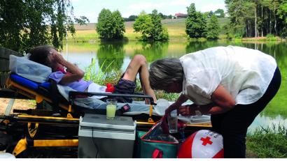 Bild: exb
Noch einmal die Füße ins Wasser halten: Das Herzenswunsch-Hospizmobil des Roten Kreuzes erfüllt letzte Wünsche.