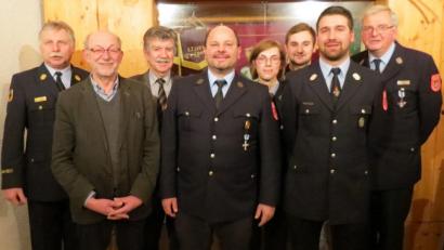 Bild: tja
Feuerwehr-Vorsitzender Peter Bauer (Vierter von links) wurde für 25-jährigen aktiven Dienst ausgezeichnet. Dazu gratulierten neben den Vorstandsmitgliedern auch (von links) Kreisbrandrat Robert Heinfling, Bürgermeister Georg Köppl, stellvertretender Landrat Jakob Scharf, und Kreisbrandmeister Josef Lingl (rechts).