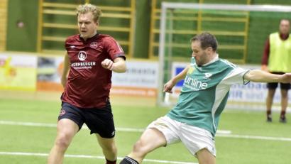 Bild: Hubert Ziegler
Eine Szene aus dem Spiel der DJK Ammerthal (rechts) gegen die All Stars des 1. FC Nürnberg mit Ex-Bundesliga-Verteidiger Andreas Wolf (links am Ball).