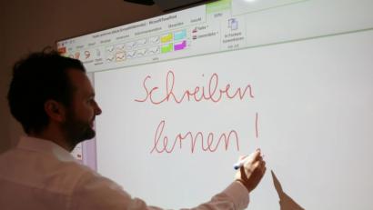 Symbolbild: Oliver Berg/dpa
So sieht eine interaktive Tafel aus, die die Gemeinde Pirk für die Grund- und Mittelschule anschaffen will.