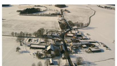 Bild: fla
Für den Ortsteil Frankenrieth sieht der Flächennutzungsplan keine bauliche Entwicklung vor. Das Vorhaben am linken Ortsrand (oberhalb der Querstraße) ist unzulässig.