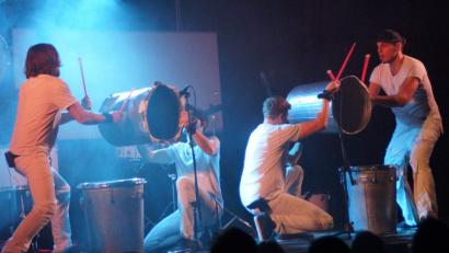 Bild: weu
Die Protagonisten der Show "Drum Stars" zeigten eine rasante Show aus Rhythmik und Lichteffekten. Selbst Müll- und Regentonnen waren vor den rhythmischen Schlägen der Trommler und Schlagzeuger nicht sicher.