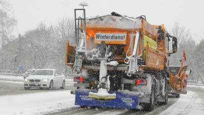 Bild: Petra Hartl
Der Winterdienst hat es am Montagmorgen tatsächlich geschafft, die Straßen in der Region Amberg-Sulzbach in einen leidlich befahrbaren Zustand zu versetzen.