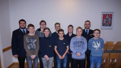 Bild: nib
Die Jugendlichen freuen sich über die Auszeichnung durch die Feuerwehrverantwortlichen: Im Bild von links Jugendwart Matthias Ziegelmeier, Florian Pronath (Bronze), Timo Weigert (Gold-Rot), Ferdinand Hiltner (Bronze), Kilian Plank (Silber), Nico Plank (Gold), Paul Hiltner (Silber), Luis Ziegler (Silber), Jugendwarthelfer Patrick Avemaria und Lukas Schönberger (Bronze)