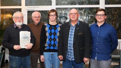 Bild: njn
Bernhard Fuch (Mitte) ist der neue Regionalsprecher der Otnant-Regionalgruppe. Mit auf dem Bild (von rechts) der bisherige Sprecher Christian Malzer, der stellvertretende Regionalsprecher Erich Schraml sowie (von links) Harald Fähnrich mit seinem Buch "Gesundheitswesen in Alt-Eger" und Georg Singer.