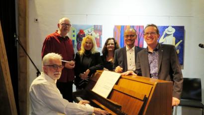 Bild: ubb
Jakob Schröder, Jürgen Klein, KVT-Vorsitzende Petra Schicker, Ulla Britta Baumer, Landrat-Stellvertreter Alfred Scheidler und KuWa-Vorsitzender Wolfgang Horn (von links) freuten sich über rund 70 Gäste bei der Vernissage zur neuen Ausstellung „Kunst trifft Poesie“.