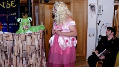 Bild: tkr
Der "dreckigste Frosch" aus dem vermüllten Badeweiher, ging der "Fuchsbeger Feuerwehrprinzessin" ganz schön an die Wäsche. Da musste sogar der Märchenonkel schmuzeln.