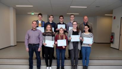 Bild: exb
Das Foto zeigt die Schülerinnen und Schüler, denen das DELF-Diplom überreicht wurde, sowie den Fachbetreuer für Französisch, Thomas Zölch (vorne links), und den Schulleiter Georg Hecht (oben rechts).