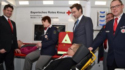 Bild: hcz
Im Behandlungsraum in der mobilen Sanitätsstation können zwei Verletzte gleichzeitig behandelt werden: Pfarrer Hans- Martin Meuß (hinten) und stellvertretende Kreisgeschäftsführerin Edeltraud Sperber.
